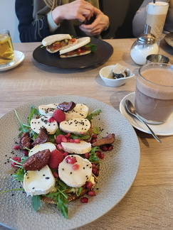 Cafe Gretchen: Stulle mit Ziegenkäse